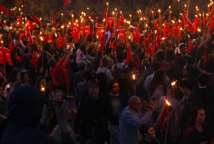 Gece fener alayında meşaleler ve Türk bayraklarıyla yürüyen kalabalık