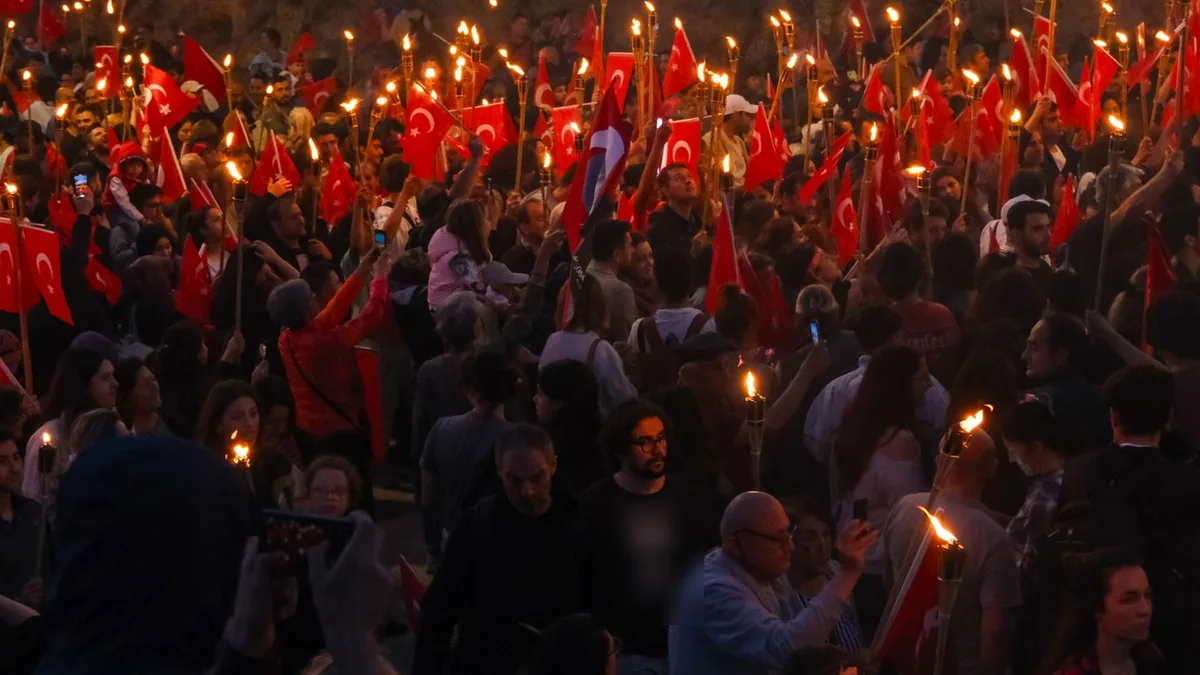 Gece fener alayında meşaleler ve Türk bayraklarıyla yürüyen kalabalık