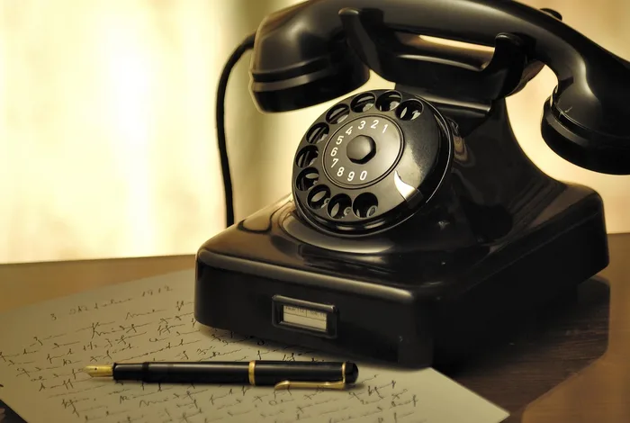 Masa üzerinde eski tip siyah telefon