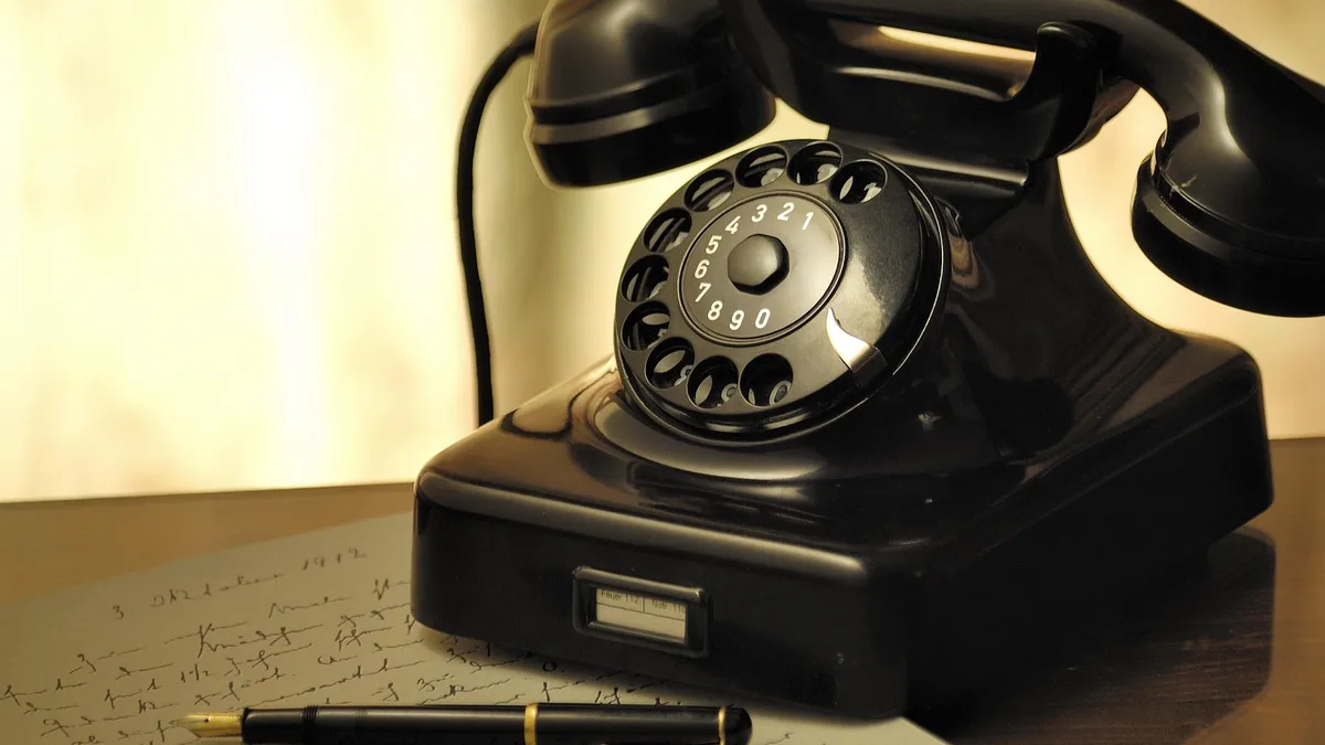 Masa üzerinde eski tip siyah telefon