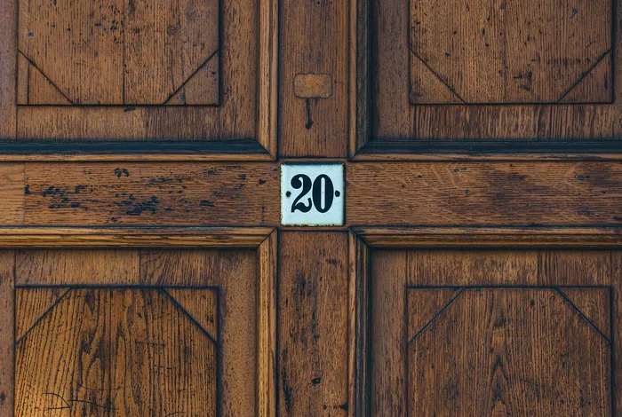 Ahşap kapı üzerinde 20 numaralı kapı levhası