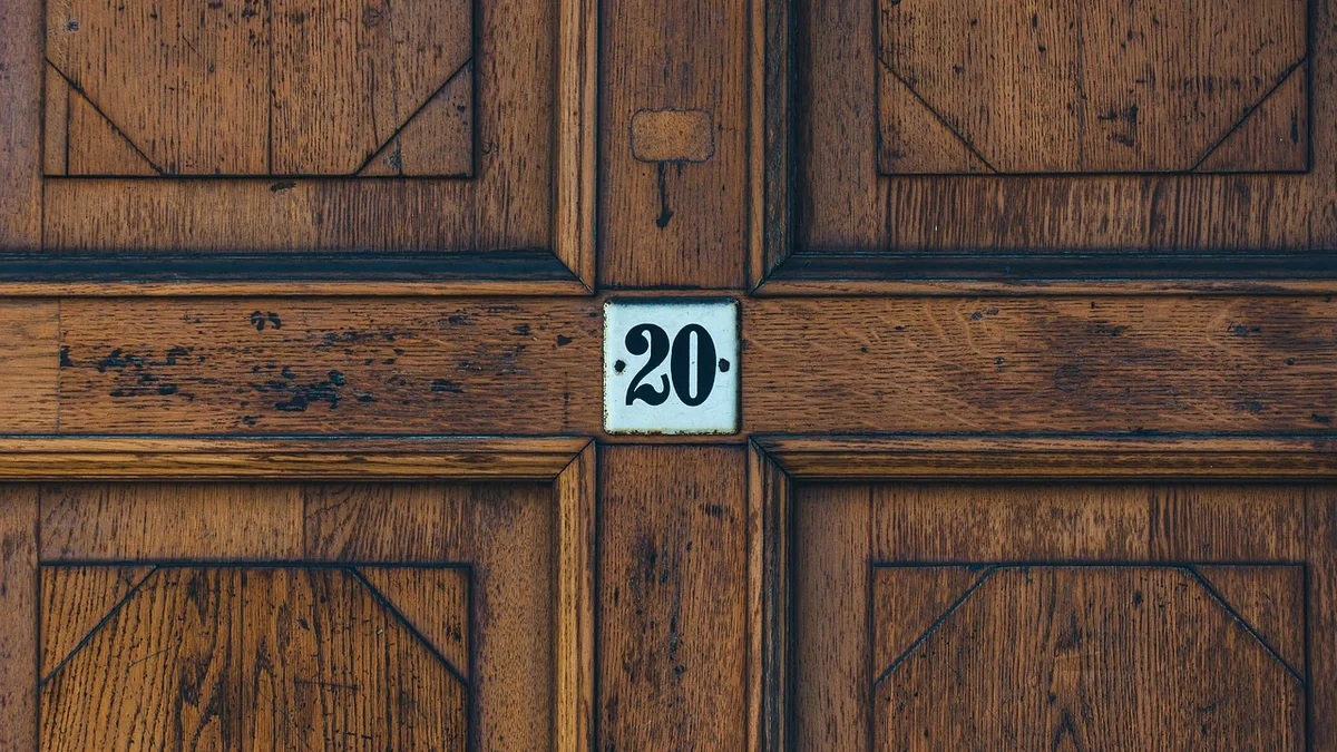 Ahşap kapı üzerinde 20 numaralı kapı levhası