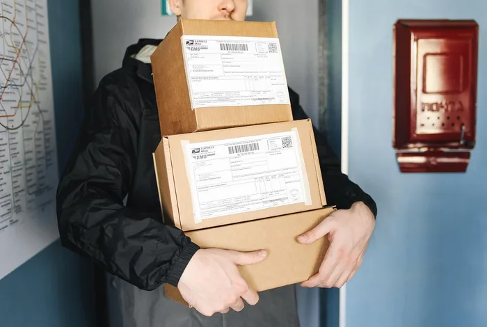 Kucağında paketler taşıyan kurye