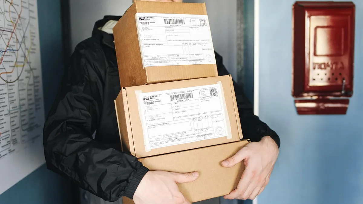 Kucağında paketler taşıyan kurye