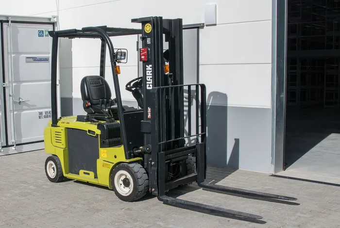Depo önünde forklift