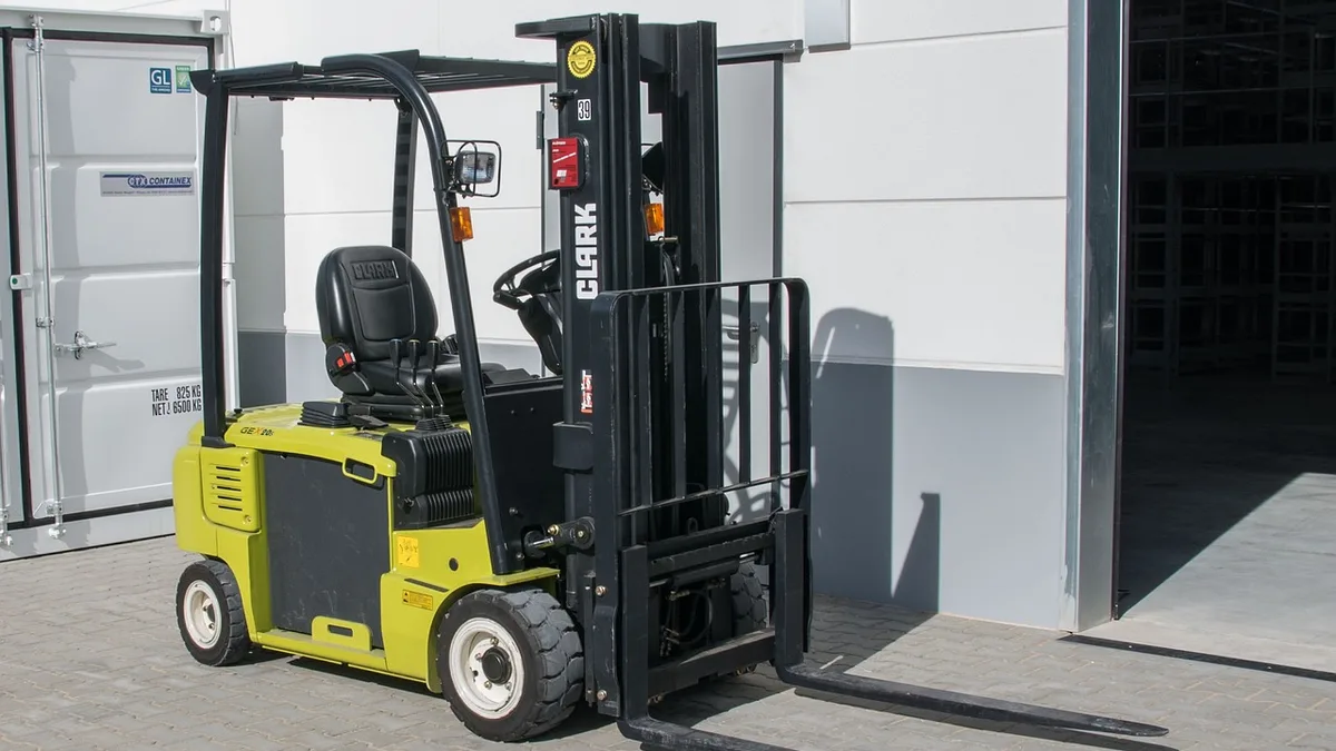 Depo önünde forklift