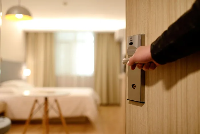 Otel odası kapısında kartlı giriş