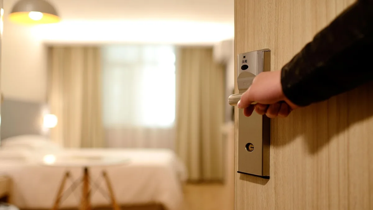 Otel odası kapısında kartlı giriş