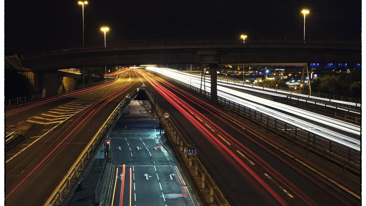 Gece otoyolda araç ışıklarının izleri