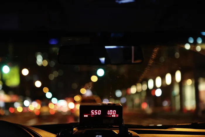 Gece taksi içinde taksimetre göstergesi ve şehir ışıkları
