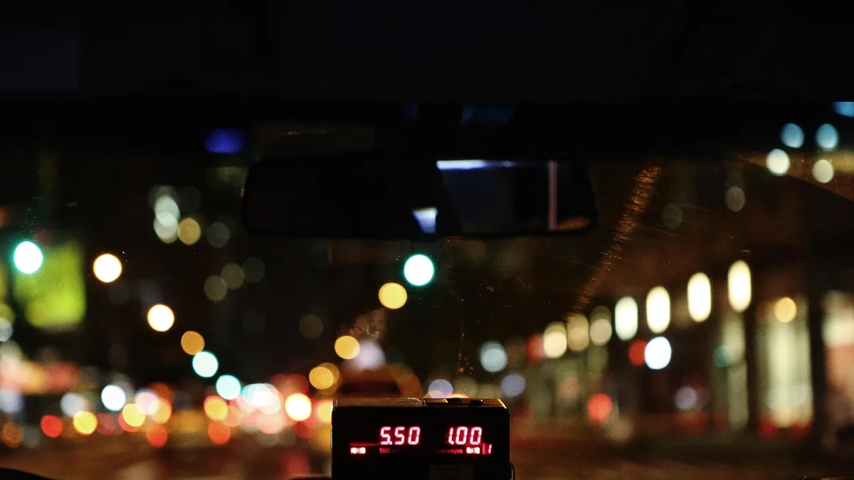 Gece taksi içinde taksimetre göstergesi ve şehir ışıkları