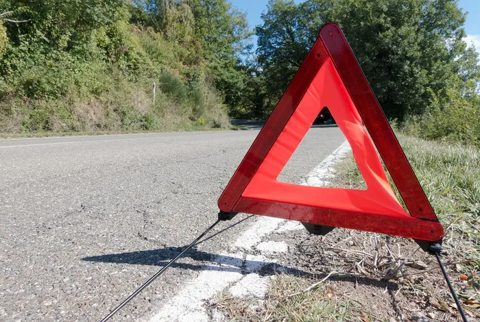 Yol kenarına konmuş reflektörlü üçgen
