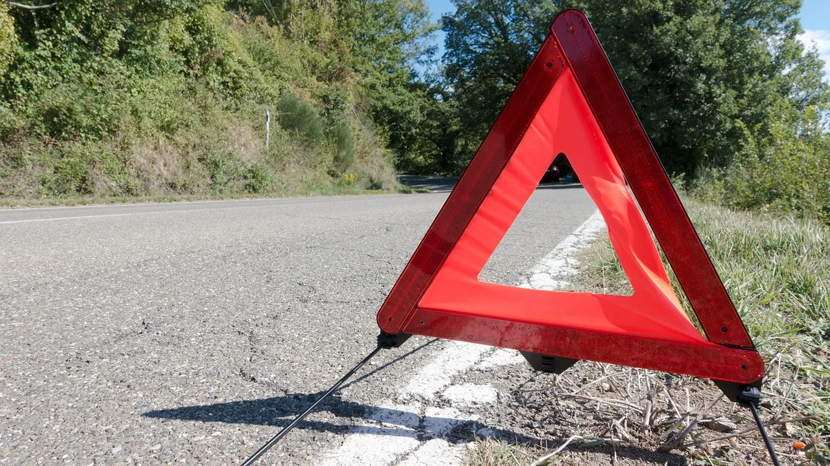 Yol kenarına konmuş reflektörlü üçgen