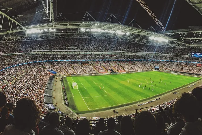 Gece ışıklandırılmış dolu stadyum