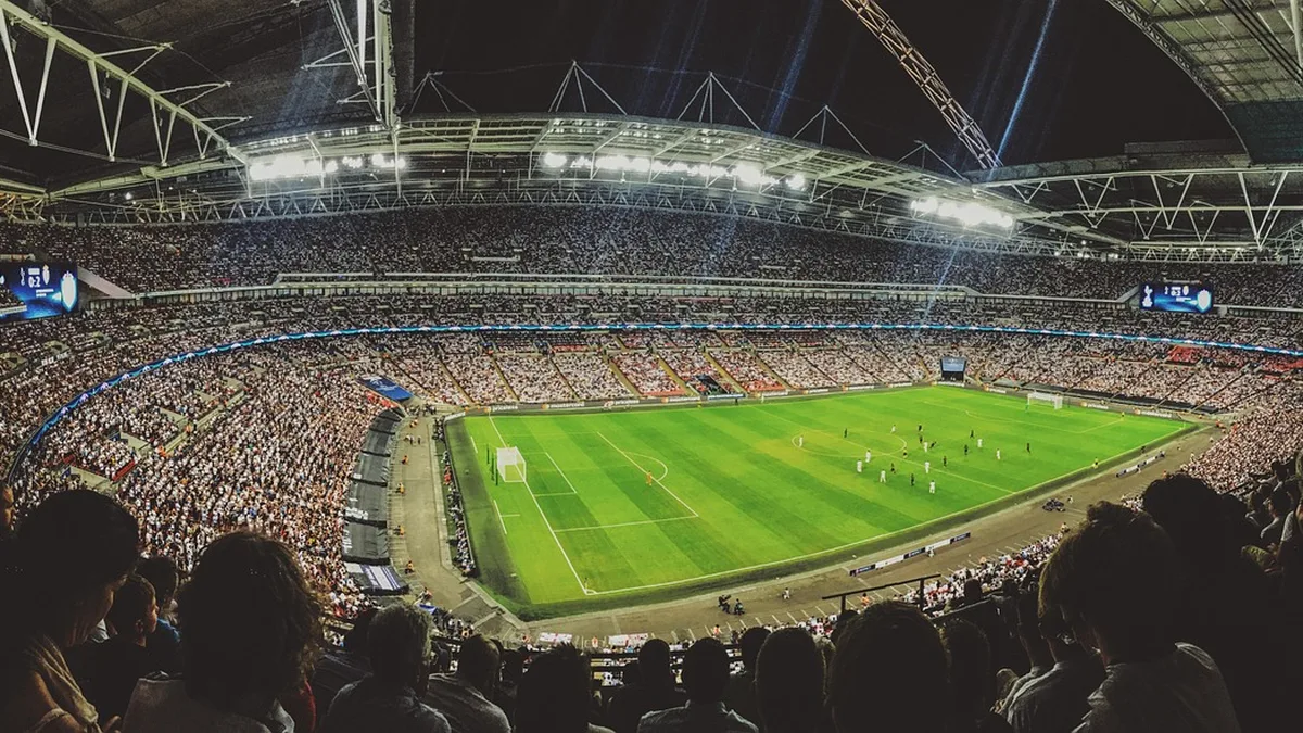 Gece ışıklandırılmış dolu stadyum