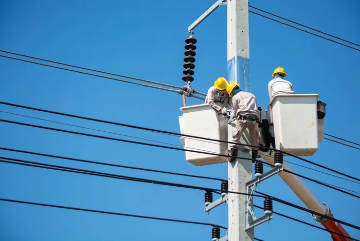 Elektrik direğinde sepetli araçla hat onarımı yapan arıza ekibi