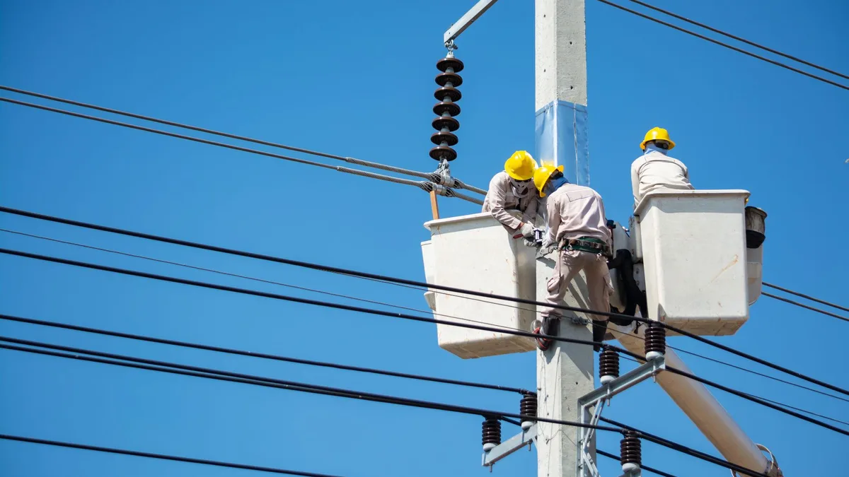 Elektrik direğinde sepetli araçla hat onarımı yapan arıza ekibi