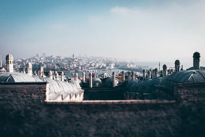 Cami kubbeleri ve şehir silueti