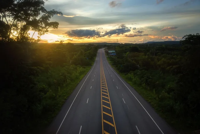 Şafak vakti boş uzanan yol