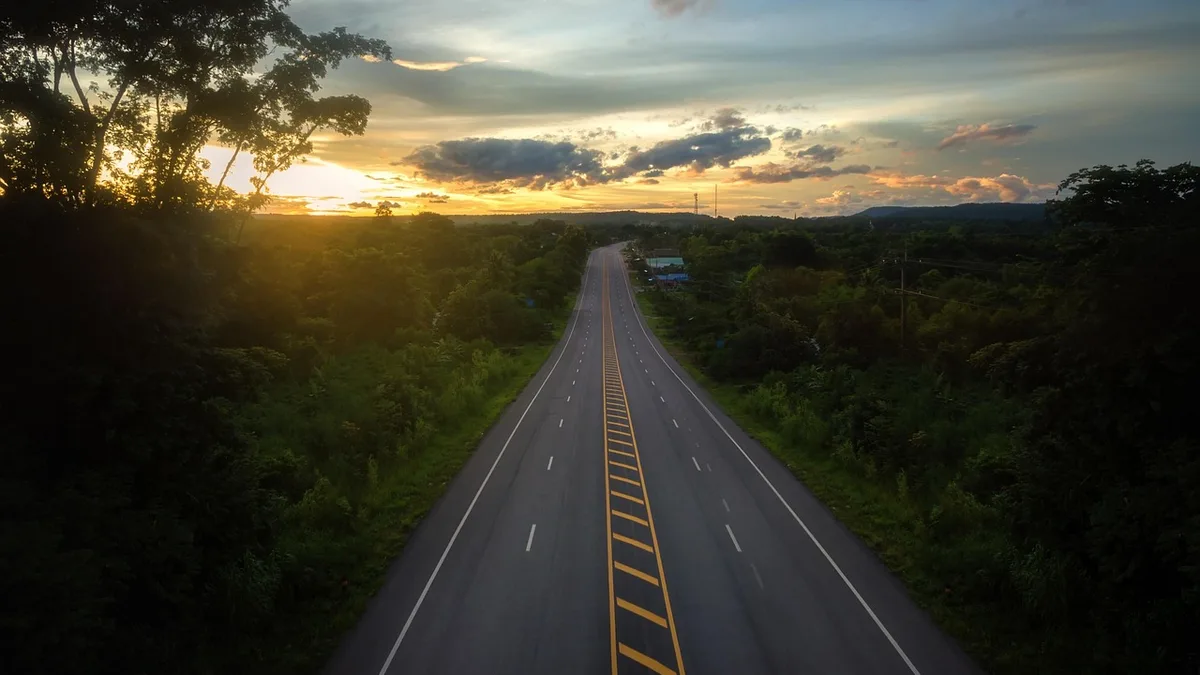 Şafak vakti boş uzanan yol